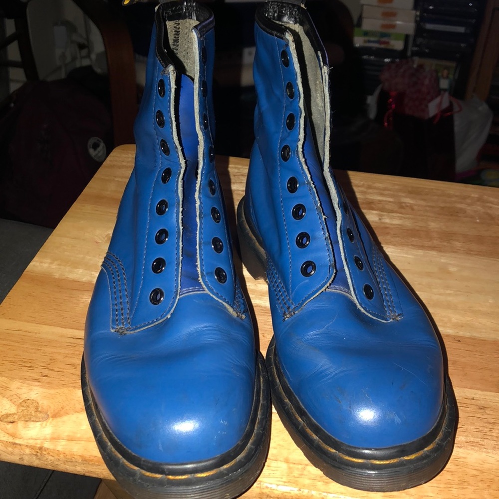 Doc Martens. Smooth Leather boots without shoestrings. True Size 9